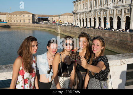 Teenies, Teen, Mädchen, junge Frau, Selphy, Foto, Fotografie, Egoismus, Brücke, Fluss, Fiume Misa, Gruppe, Summer Jamboree 2014 Stockfoto