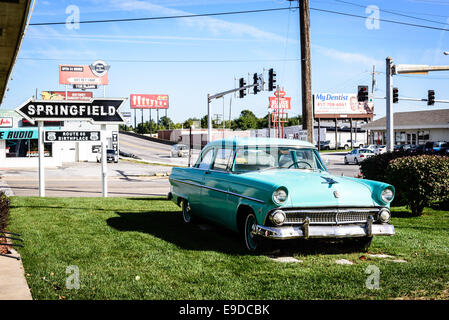 1955 Ford Custonline außerhalb Motel Route 66 Rail Haven, 203 South Glenstone Avenue, Springfield, Missouri Stockfoto