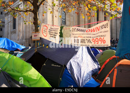 Anti-Kapitalismus-Banner angezeigt oben Zelte von Demonstranten besetzen London gegenüber der St. Paul Kathedrale in London, Vereinigtes Königreich. Stockfoto