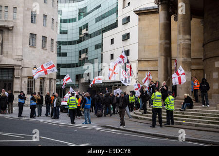 London, UK. 25. Oktober 2014.  English Defence League protestieren außerhalb BBC HQ 2014 Credit: Guy Corbishley/Alamy Live News Stockfoto