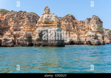 Felsformationen in der Nähe von Lagos in Portugal vom Wasser aus gesehen Stockfoto