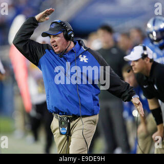 25. Oktober 2014 rief - Lexington, Ky, USA - Kentucky Cheftrainer Mark Stoops, um seine Verteidigung im vierten Quartal des Staates Mississippi in Kentucky im Commonwealth Stadium in Lexington, Kentucky, am 25. Oktober 2014. Frl. St. gewann 45-31. Foto von Pablo Alcala | Personal (Kredit-Bild: © Lexington Herald-Leader/ZUMA Draht) Stockfoto