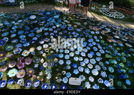 Tel Aviv, Israel. 25. Oktober 2014. Zehntausend Keramik Blumen sind in einer Kunstinstallation im Eretz Israel Museum, Tel Aviv gepflanzt. Die Blumen wurden im Laufe des Jahres von Senioren aus ganz Israel auf rein freiwilliger Basis geschaffen. (Foto von Laura Chiesa / Pacific Press) Stockfoto