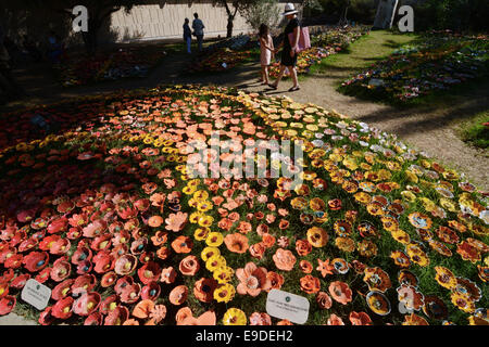 Tel Aviv, Israel. 25. Oktober 2014. Zehntausend Keramik Blumen sind in einer Kunstinstallation im Eretz Israel Museum, Tel Aviv gepflanzt. Die Blumen wurden im Laufe des Jahres von Senioren aus ganz Israel auf rein freiwilliger Basis geschaffen. (Foto von Laura Chiesa / Pacific Press) Stockfoto