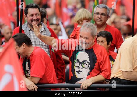 Sao Paulo, Brasilien. 25. Oktober 2014. Der ehemalige brasilianische Präsident, Luiz Inacio Lula da Silva (C), nimmt Teil während einer Kampagne zur Unterstützung des brasilianischen Präsidenten und Präsidentschaftskandidat für die Arbeiterpartei (PT, für seine Abkürzung in Portugiesisch), Dilma Rousseff in São Bernardo Do Campo, in Sao Paulo, Brasilien, Rallye am 25. Oktober 2014. Brasiliens Präsidentschaftswahl wird auf eine zweite Runde am 26. Okt. zwischen Dilma Rousseff und Aecio Neves, der brasilianischen Sozialdemokratischen Partei (PSDB, für seine Abkürzung in portugiesischer Sprache) definiert werden. Bildnachweis: Gabriela Bilo/AGENCIA ESTADO/Xinhua/Alamy Live-Nachrichten Stockfoto