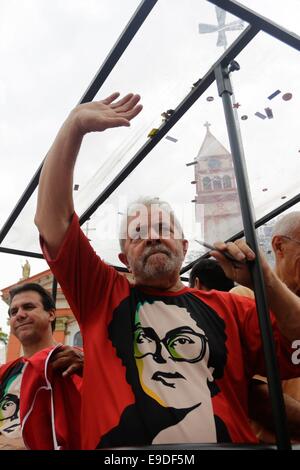 Sao Paulo, Brasilien. 25. Oktober 2014. Ehemaliger brasilianische Präsident Luiz Inacio Lula da Silva, Wellen während einer Kampagne zur Unterstützung des brasilianischen Präsidenten und Präsidentschaftskandidat für die Arbeiterpartei (PT, für seine Abkürzung in Portugiesisch), Rallye Dilma Rousseff in São Bernardo Do Campo, in Sao Paulo, Brasilien am 25. Oktober 2014. Brasiliens Präsidentschaftswahl wird auf eine zweite Runde am 26. Okt. zwischen Dilma Rousseff und Aecio Neves, der brasilianischen Sozialdemokratischen Partei (PSDB, für seine Abkürzung in portugiesischer Sprache) definiert werden. Bildnachweis: Gabriela Bilo/AGENCIA ESTADO/Xinhua/Alamy Live-Nachrichten Stockfoto