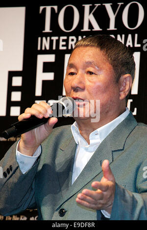 Tokio, Japan. 25. Oktober 2014. Takeshi Kitano,: Regisseur Takeshi Kitano spricht die Zielgruppe während der "SAMURAI Award Special Talk Sitzung" TOHO Kinos in Roppongi am 25. Oktober 2014, Tokio, Japan. Kitano sprach über die "jetzt und die Zukunft der japanischen Film mit Tony Rayns und Christian Jeune, Jurys des japanischen Kinos Splash und jungen japanischen Film maker Gewinner der PFF Award 2014 und Student Filmfestivals in Japan. Takeshi Kitano und Tim Burton sind die ersten Direktoren, dem SAMURAI ausgezeichnet, die in diesem Jahr entsteht. Die 27. Tokyo International Film Festival, welches ist die Stockfoto