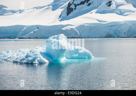 Eisberg in antarktischen Gewässern Stockfoto