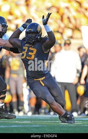 Columbia, MO, USA. 25. Oktober 2014. Missouri Tigers defensive Lineman Markus Golden (33) eilt die Quarterback während des dritten Quartals des NCAA Football-Spiel zwischen dem Missouri Tigers und der Vanderbilt Commodores in Faurot Field in Columbia, Missouri. Missouri gewann das Spiel 24-14. Billy Hurst/CSM Stockfoto