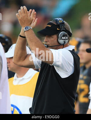 Columbia, MO, USA. 25. Oktober 2014. Missouri Tigers Cheftrainer Gary Pinkel für sein Team im vierten Quartal des NCAA Football-Spiel zwischen dem Missouri Tigers und der Vanderbilt Commodores in Faurot Field in Columbia, Missouri Beifall. Missouri gewann das Spiel 24-14. Billy Hurst/CSM Stockfoto