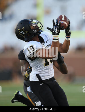 Columbia, MO, USA. 25. Oktober 2014. Vanderbilt Commodores Wide Receiver C.J. Duncan (19) fängt einen 29-Yard-Pass für einen Touchdown im vierten Quartal des NCAA Football-Spiel zwischen dem Missouri Tigers und der Vanderbilt Commodores in Faurot Field in Columbia, Missouri. Missouri gewann das Spiel 24-14. Billy Hurst/CSM Stockfoto