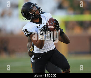 Columbia, MO, USA. 25. Oktober 2014. Vanderbilt Commodores Wide Receiver C.J. Duncan (19) fängt einen 29-Yard-Pass für einen Touchdown im vierten Quartal des NCAA Football-Spiel zwischen dem Missouri Tigers und der Vanderbilt Commodores in Faurot Field in Columbia, Missouri. Missouri gewann das Spiel 24-14. Billy Hurst/CSM Stockfoto