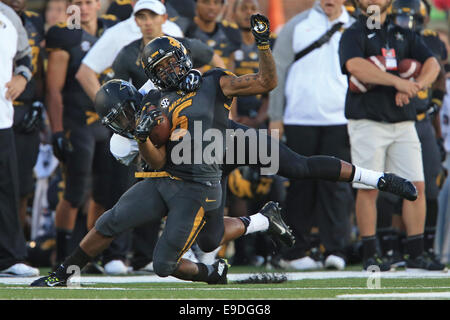 Columbia, MO, USA. 25. Oktober 2014. Missouri Tigers Runningback Marcus Murphy (6) ist im vierten Quartal des NCAA Football-Spiel zwischen dem Missouri Tigers und der Vanderbilt Commodores in Faurot Field in Columbia, Missouri Vanderbilt Verteidiger herabgedrückt. Missouri gewann das Spiel 24-14. Billy Hurst/CSM Stockfoto