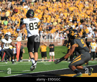 Columbia, MO, USA. 25. Oktober 2014. Vanderbilt Commodores-Tight-End Nathan Marcus (83) fängt einen Touchdown-Pass im ersten Quartal des NCAA Football-Spiel zwischen dem Missouri Tigers und der Vanderbilt Commodores in Faurot Field in Columbia, Missouri. Missouri gewann das Spiel 24-14. Billy Hurst/CSM Stockfoto