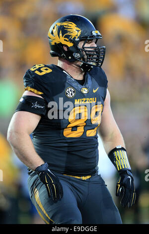 Columbia, MO, USA. 25. Oktober 2014. Missouri Tigers defensive Lineman Matt Hoch (89) feiert nach einer Plünderung im vierten Quartal des NCAA Football-Spiel zwischen dem Missouri Tigers und der Vanderbilt Commodores in Faurot Field in Columbia, Missouri. Missouri gewann das Spiel 24-14. Billy Hurst/CSM Stockfoto