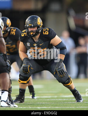 Columbia, MO, USA. 25. Oktober 2014. Missouri Tigers beleidigender Störungssucher Mitch Morse (65) in Aktion während des vierten Quartals des NCAA Football-Spiel zwischen dem Missouri Tigers und der Vanderbilt Commodores in Faurot Field in Columbia, Missouri. Missouri gewann das Spiel 24-14. Billy Hurst/CSM Stockfoto