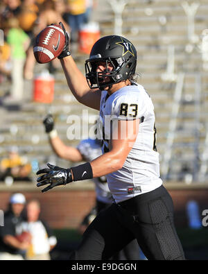 Columbia, MO, USA. 25. Oktober 2014. Vanderbilt Commodores-Tight-End Nathan Marcus (83) feiert nach seinem Tor einen Touchdown im ersten Quartal des NCAA Football-Spiel zwischen dem Missouri Tigers und der Vanderbilt Commodores in Faurot Field in Columbia, Missouri. Missouri gewann das Spiel 24-14. Billy Hurst/CSM Stockfoto