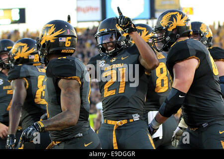 Columbia, MO, USA. 25. Oktober 2014. Missouri Tigers Wide Receiver Bud Sasser (21) feiert mit Teamkollegen nach seinem Tor einen Touchdown im vierten Quartal des NCAA Football-Spiel zwischen dem Missouri Tigers und der Vanderbilt Commodores in Faurot Field in Columbia, Missouri. Missouri gewann das Spiel 24-14. Billy Hurst/CSM Stockfoto