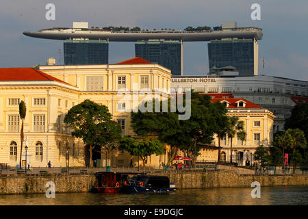 Museum für asiatische Kulturen und den Singapore River mit Marina Bay Sands SkyPark im Hintergrund, Singapur Stockfoto