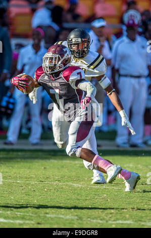 25. Oktober 2014 - Houston, Texas, USA: Texas Southern Tigers laufen zurück Daveonn Porter (7) klettert für minimale Birdie während einer NCAA Football-Spiel zwischen der University of Arkansas in Pine Bluff Golden Lions und die Texas Southern Tigers BBVA Compass Stadium, Houston, Tx. Arkansas-Pine Bluff schlagen TSU 38-37 Stockfoto