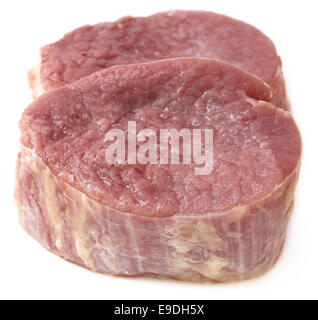 Gehacktes Rindfleisch auf weißem Hintergrund Stockfoto