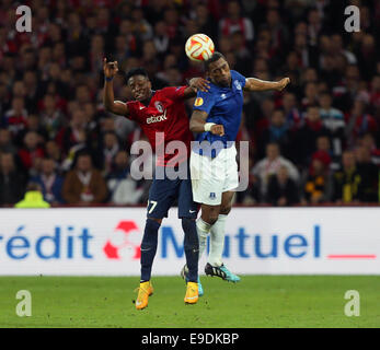 Lille, UK. 23. Oktober 2014. Lille Divock Origi tussles mit Everton Sylvain Distin.-Europa League - Lille Vs Everton Stade Pierre-Mauroy - Belgien 23. Oktober 2014 - Bild David Klein/Sportimage. © Csm/Alamy Live-Nachrichten Stockfoto