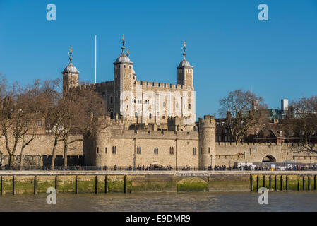 Ein Blick auf den Tower of London und des Verräters Tor in der Wintersonne, entnommen aus der Themse Stockfoto