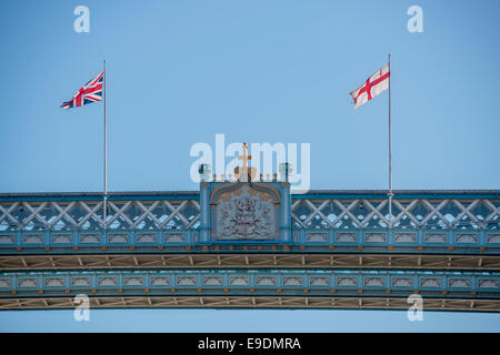 Die Union und St.-Georgs-Fahnen auf Tower Bridge in London vor einem strahlend blauen Himmel Stockfoto