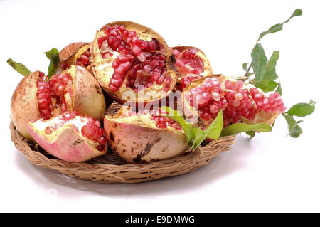 Granatapfel, herbstliche Früchte mit antioxidativen Eigenschaften Stockfoto