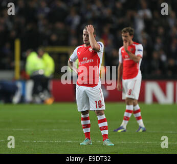 22. Oktober 2014 zusieht - Anderlecht, Vereinigtes Königreich - Arsenals Jack Wilshere niedergeschlagen... -UEFA Champions League - RSC Anderlecht Vs Arsenal - konstanter Vanden Stock Stadion - Belgien 22. Oktober 2014 - Bild David Klein/Sportimage. Stockfoto