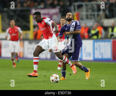 22. Oktober 2014 tussles mit Arsenals Danny Welbeck - Anderlecht, Vereinigtes Königreich - Anderlecht Anthony Vanden Borre... -UEFA Champions League - RSC Anderlecht Vs Arsenal - konstanter Vanden Stock Stadion - Belgien 22. Oktober 2014 - Bild David Klein/Sportimage. Stockfoto