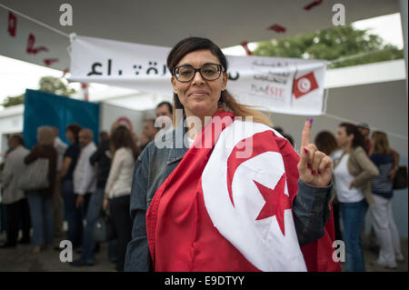 Tunis, Tunesien. 26. Oktober 2014. Ein tunesischer Wähler Veredelung Abstimmung zeigt den blau gefärbten Finger vor einem Wahllokal in Tunis, Hauptstadt von Tunesien, am 26. Oktober 2014. Tunesier gingen zur Wahl am Sonntag die 217 Mitglieder des ersten gewählten Parlaments seit dem zivilen Aufstand im Jahr 2011 zu wählen. Bildnachweis: Pan-Chaoyue/Xinhua/Alamy Live-Nachrichten Stockfoto