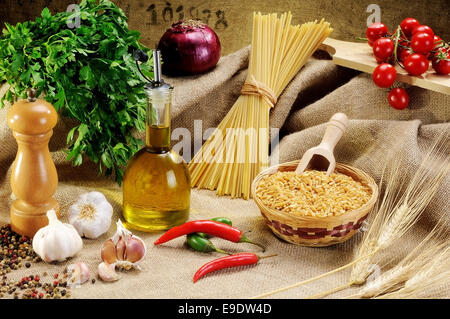 Zusammensetzung des traditionellen Zutaten zum Würzen von einem guten Teller Pasta, mediterrane Art Stockfoto