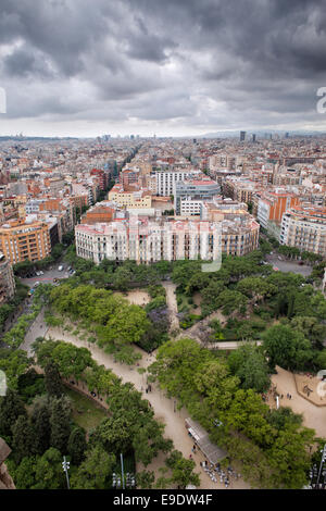 Stadt von Barcelona in Katalonien, Spanien. Blick von oben, Placa De La Sagrada Familia auf dem ersten Plan. Stockfoto