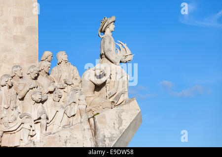 Nahaufnahme auf der Westseite des Denkmals der Entdeckungen (Padrão Dos Descobrimentos) am Tejo-Fluss in Belem Viertel von L Stockfoto