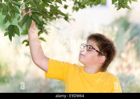 Porträt von 10-Year-Old Boy im park Stockfoto