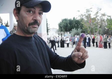 Tunis, Tunesien. 26. Oktober 2014. Ein tunesischer Wähler Veredelung Abstimmung zeigt den blau gefärbten Finger außerhalb ein Wahllokal in Tunis, Hauptstadt von Tunesien, 26. Oktober 2014. Tunesier gingen zur Wahl am Sonntag die 217 Mitglieder des ersten gewählten Parlaments seit dem zivilen Aufstand im Jahr 2011 zu wählen. Bildnachweis: Adel/Xinhua/Alamy Live-Nachrichten Stockfoto