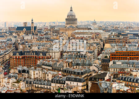 Ansicht von Paris mit dem Pantheon bei Sonnenuntergang, Frankreich. Stockfoto