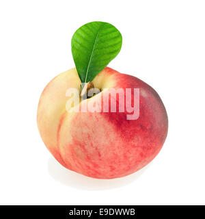 Frische Pfirsichfrucht mit grünen Blättern, Isolated on White Background. Closeup. Stockfoto