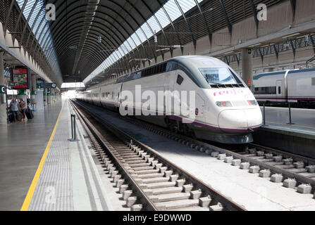 High-Speed-Avant Zug am Bahnsteig im Bahnhof Santa Justa Sevilla, Spanien Stockfoto