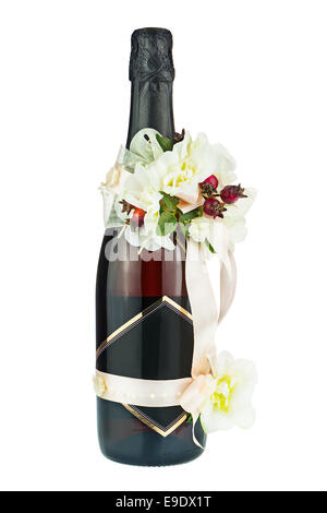 Sektflasche mit Hochzeitsdekoration Blumenarrangements, Isolated on White Background. Stockfoto