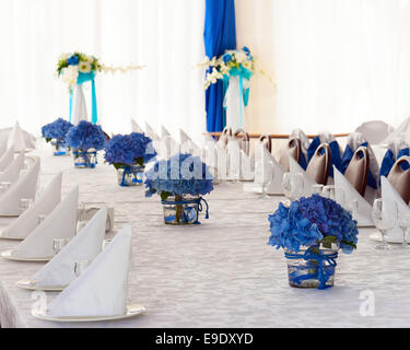 Hortensie Blumen in Glasvasen auf festlich gedeckten Tisch mit Besteck. Stockfoto