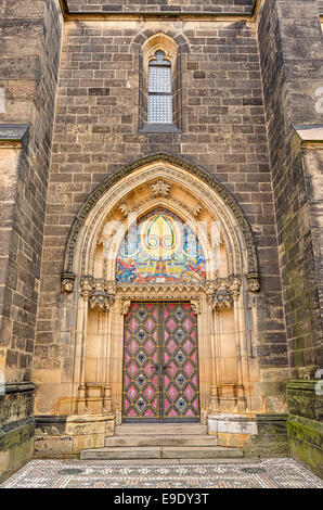 Eingangstür der Neo-gotischen St. Peter und Paul Cathedral in Vysehrad Burg, Prag Stockfoto