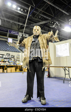 Belfast, Nordirland. 26. Oktober 2014 - ein Mann verkleidet als Jason aus dem Film "Hallowe' an Film- und Comicon 2014 Credit: Stephen Barnes/Alamy Live News Stockfoto