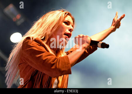 BARCELONA - 23 Mai: Sweet California (Girl-Band) in Primavera Pop Festival von Los 40 Principales am 23. Mai 2014 in Barcelona. Stockfoto