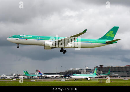 Aer Lingus Airbus A330-300 nähert sich die Piste 28 am Flughafen Dublin. Stockfoto