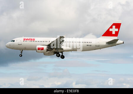 Swiss International Airlines Airbus A320 nähert sich die Piste 28 am Flughafen Dublin. Stockfoto