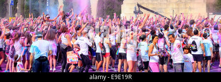 BARCELONA - Mai 18: Menschen bei der Holi Farbe-Run-Party in den Straßen der Stadt am 18. Mai 2014 in Barcelona, Spanien. Stockfoto