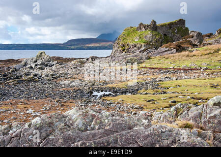 Dunscaith Schloss auf Halbinsel Sleat, Isle Of Skye, Schottland. Eine alte Ruine im Tokavaig. Stockfoto