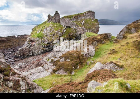 Dunscaith Schloss auf Halbinsel Sleat, Isle Of Skye, Schottland. Eine alte Ruine im Tokavaig. Stockfoto